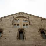 ...la nostra attenzione � catturata dal timpano triangolare...